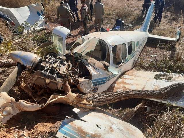 Avião de pequeno porte cai por falta de combustível e 4 pessoas ficam gravemente feridas 
