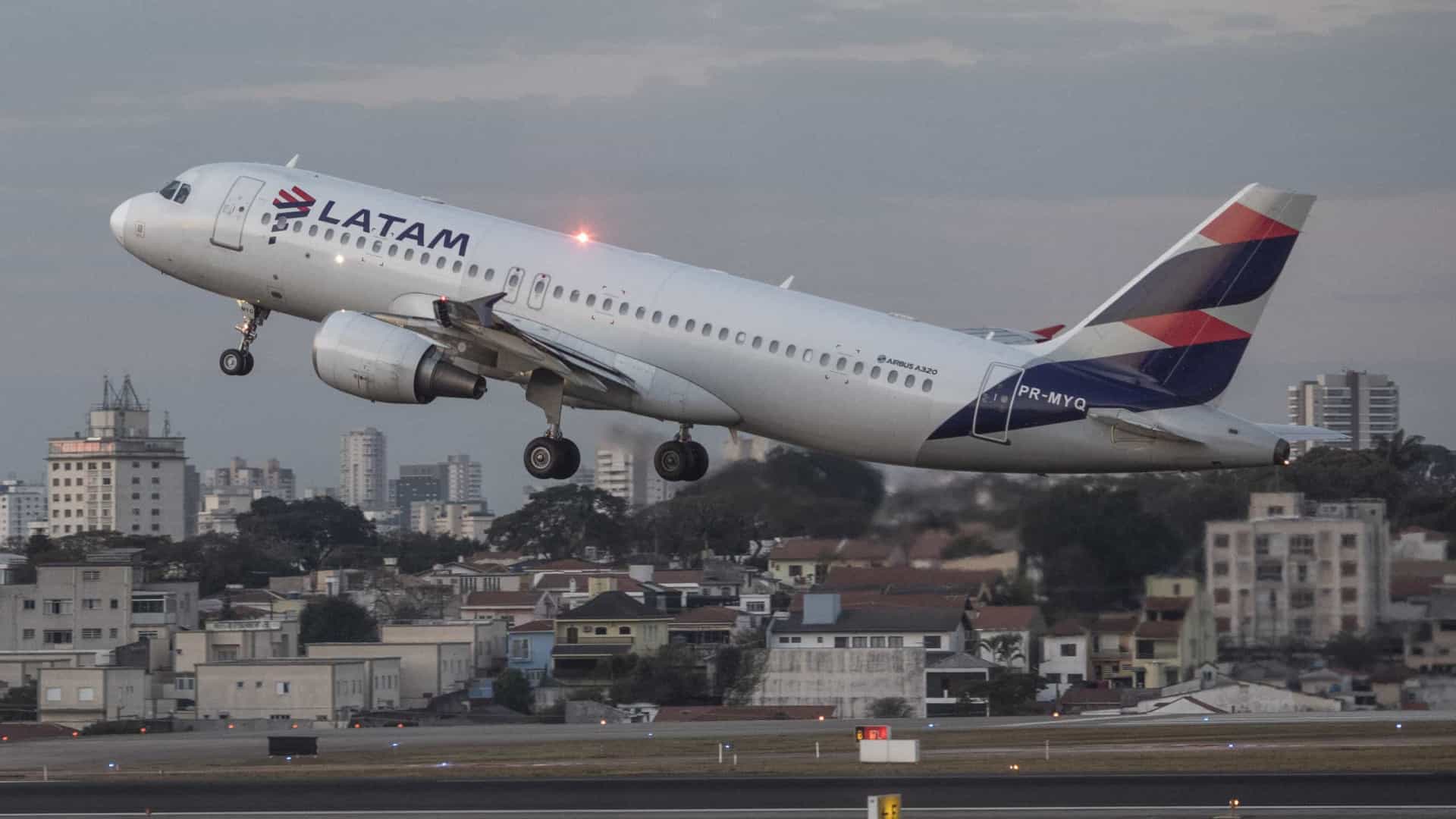 Serviço de bordo em voos nacionais começa a ser retomado neste domingo
