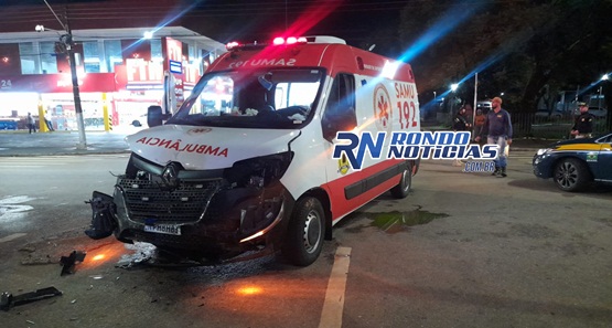 Carro avança preferencial e colide com ambulância do Samu na capital 