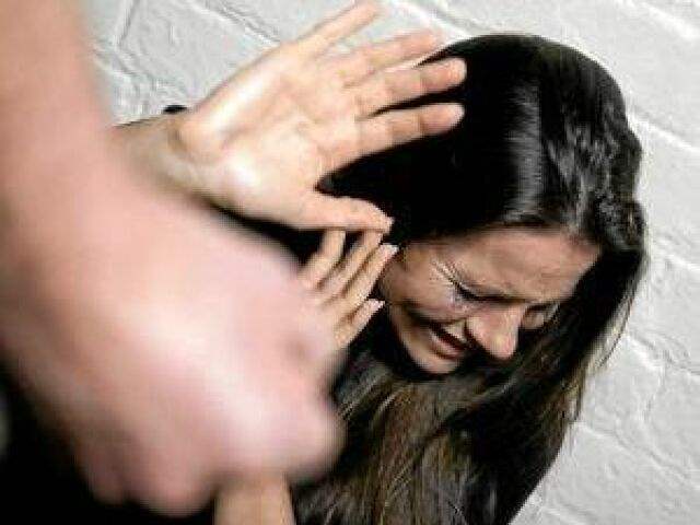 Marido chega em casa bêbado, agride esposa e enteado de 3 anos
