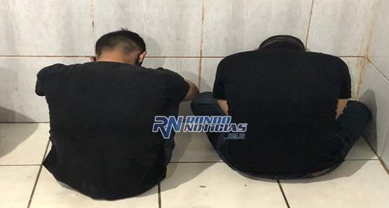 Presa dupla armada que tentou roubar bolsa de mulher no Centro
