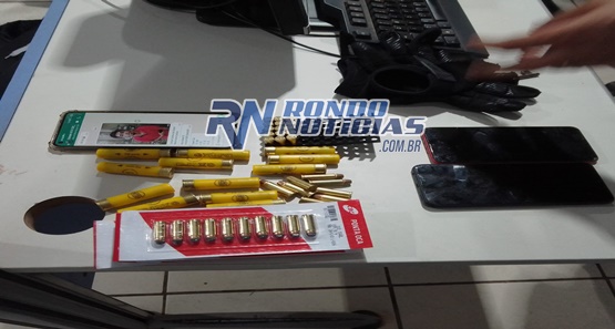 Presos detentos com fardas, coletes balístico e munições, em condomínio na capital
