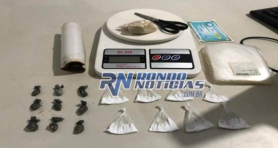 Polícia recupera moto roubada e fecha boca de fumo 