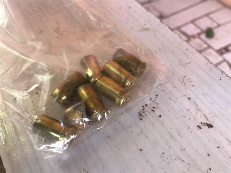 Criminoso em motocicleta dispara 08 vezes contra portão de residência