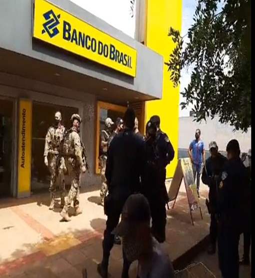 Criminosos assaltam Banco do Brasil e mantém funcionária refém