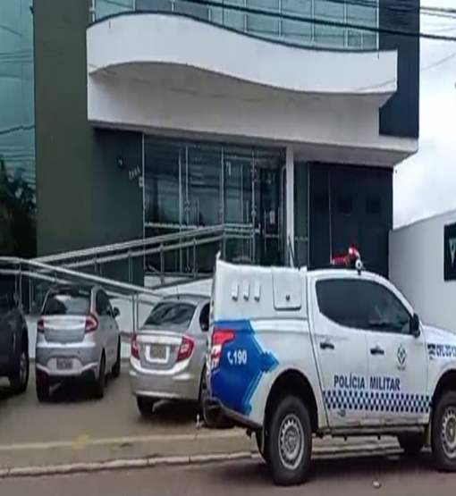Criminosos rendem vítimas e roubam 83 mil reais do Banco Sicoob 