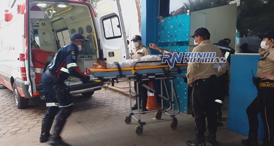 Policial flagra trio assaltando troca tiros e acerta um dos marginais; o outro foi preso