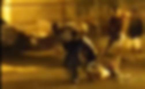 Estuprador de crianças é morto a pauladas pela população; cenas fortes