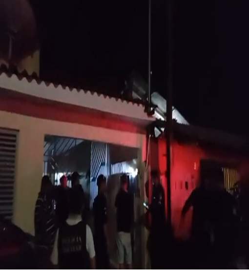 Criminoso faz família refém em restaurante e rouba celulares, dinheiro e jóias