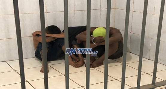 Polícia prende três ladrões após roubar e ameaçar a vítima com facão 