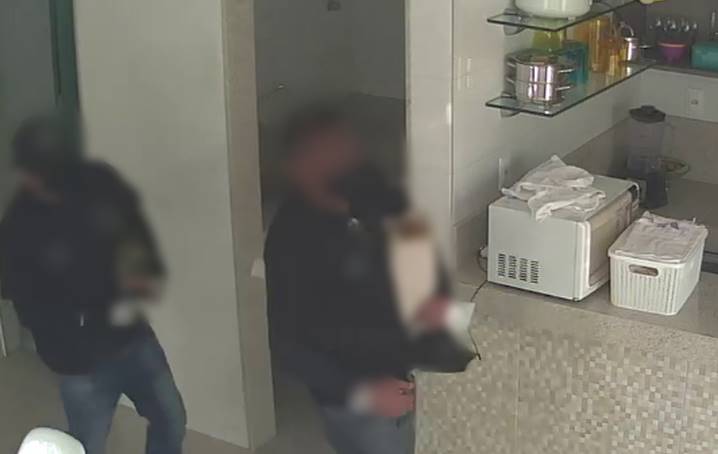 Bandidos encapuzados invadem residência e fogem com veículo das vítimas