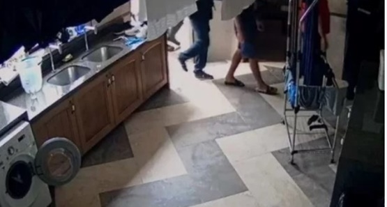 Bando invade casa rende moradores e foge levando seus pertences na capital
