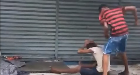 Bando espanca morador de rua enquanto dormia na calçada