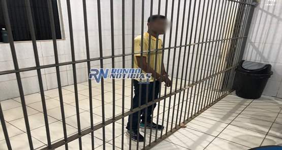 Preso apenado monitorado por tornozeleira com revólver na cintura
