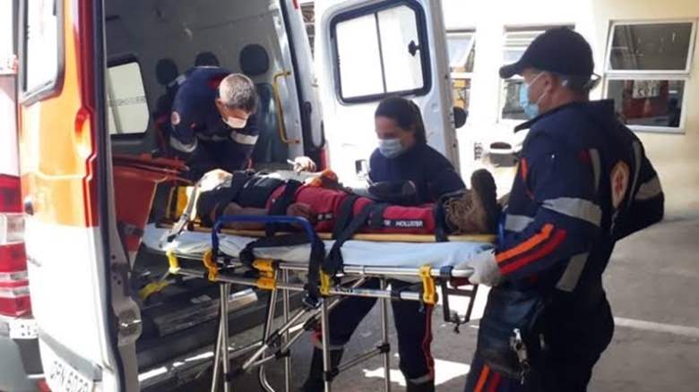 Homem tenta atacar policial penal com gargalo de garrafa mas leva tiro no braço