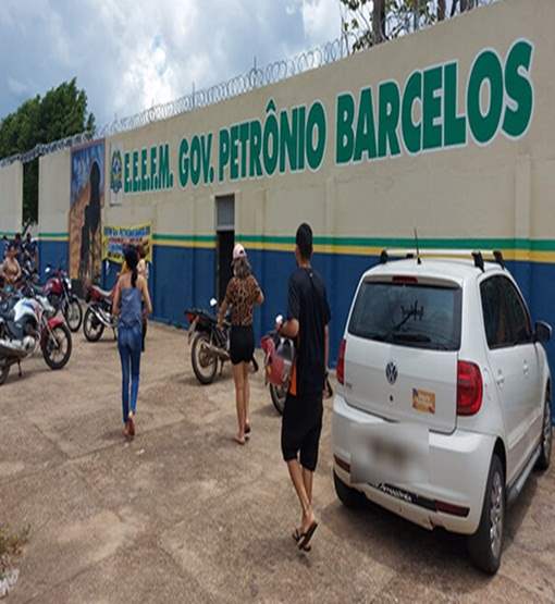 Mulher é presa comprando votos a R$ 100 reais no colégio Petrônio Barcelos 