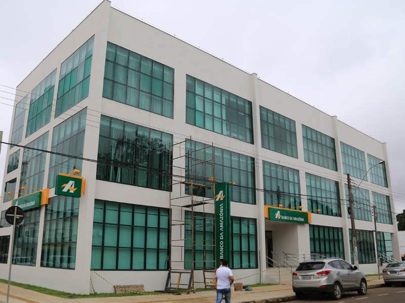 Criminosos roubam R$ 50 mil de empresário na frente do Banco do Amazônia