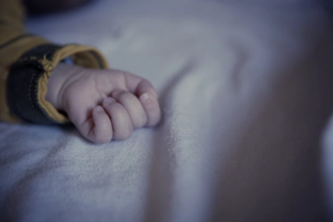 Pai se irrita com choro e mata bebê de apenas um ano; mãe confessa sessões de tortura