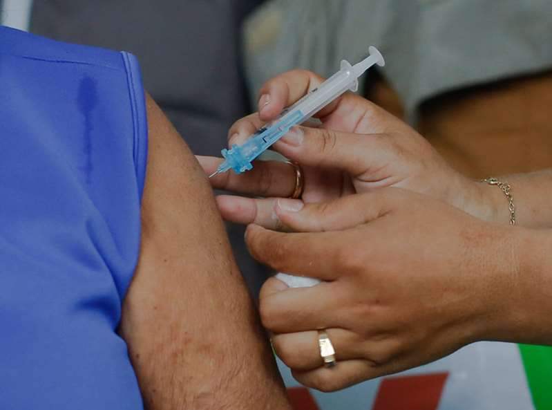 Brasil aplicou 1ª dose de vacina contra covid em 10% da população