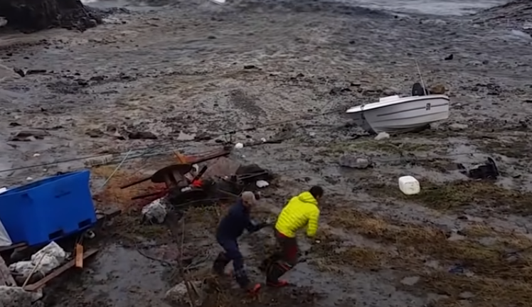 Pescadores correm desesperados para fugir de mega-tsunami