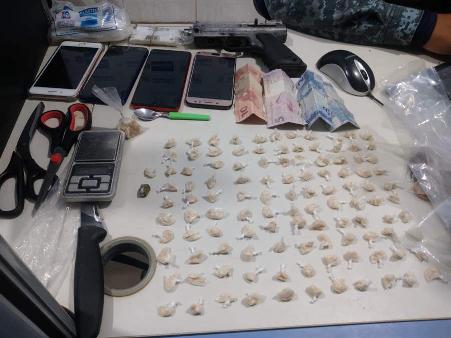 Casal é preso por tráfico de drogas durante abordagem policial na zona leste da capital