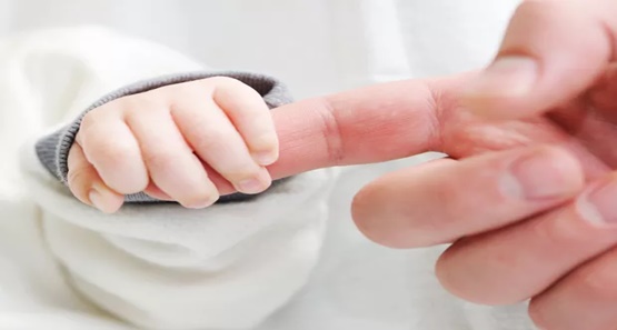 Bebê morre sufocado depois de mãe adormecer amamentando
