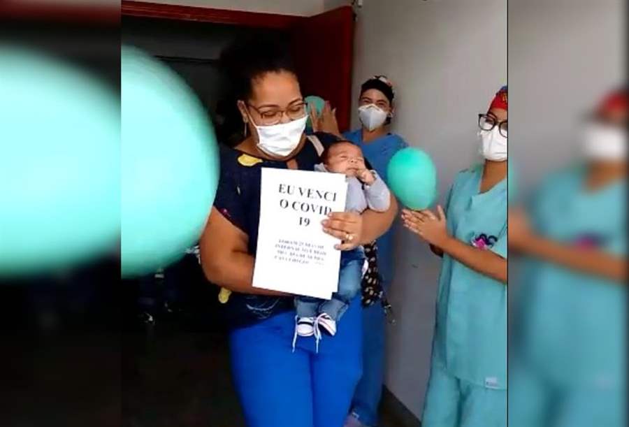 Bebê recebe alta após passar 25 dias internado com Covid: ‘Um milagre’, diz mãe