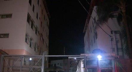 Homem é preso após matar esposa a facadas na frente dos filhos
