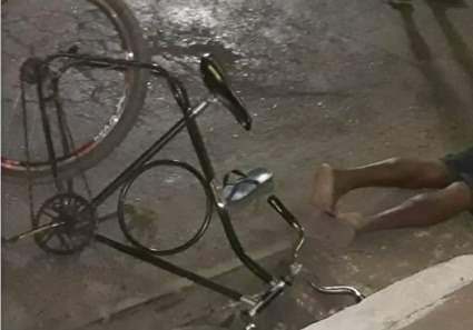 Ciclista cai em bueiro na Rua da Beira, bate a boca e perde dentes