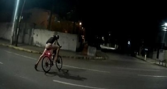 Ladrão a pé para ciclista no meio da rua e rouba bicicleta