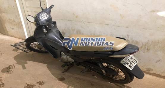 Dupla é presa com moto roubada após assaltar jovem e tomar celular
