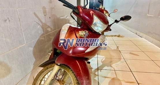 Homem é preso acusado de acobertar moto roubada em seu quintal