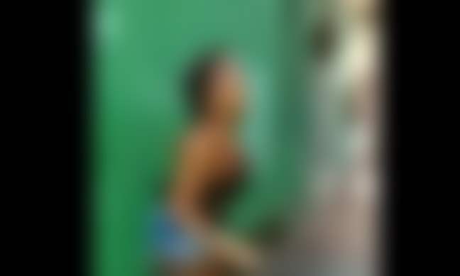Esposa tortura amiga de infância após suposta traição do marido; veja vídeo