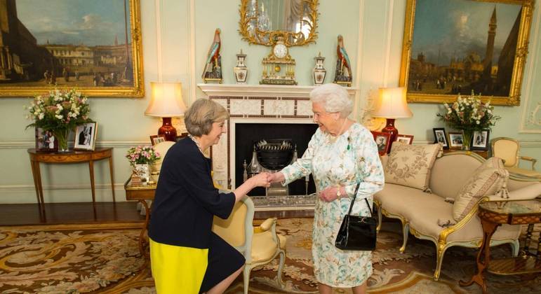 
Segundo historiadores e especialistas, rainha britânica usava bolsa para se comunicar