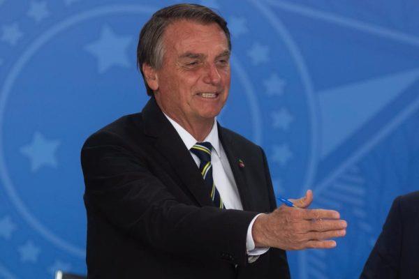 Bolsonaro chega à Itália para reunião do G20 e visita cidade considerada o berço de sua família
