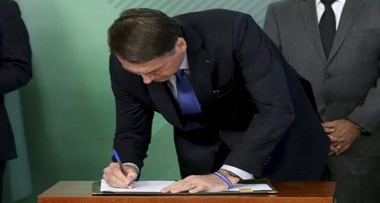 Bolsonaro assina MPs que liberam novo auxílio emergencial