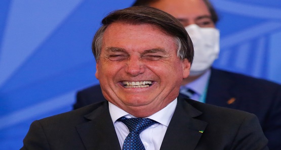 Presidente Jair Bolsonaro anda de moto e defende armas para 'cidadão de bem'