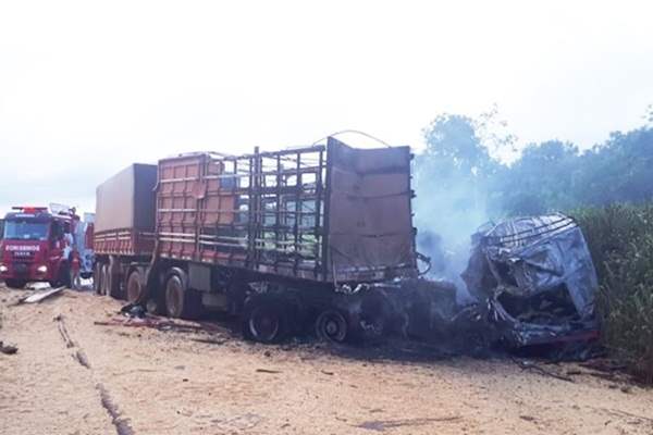Carreta bate em carro e mata motorista carbonizado 