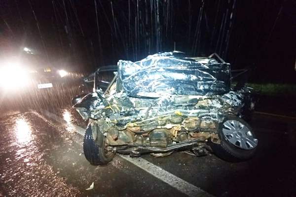 Quatro pessoas morrem em acidente de carro durante chuva na BR-364