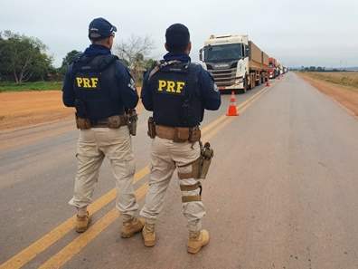 Liberado tráfego na BR 364 onde carreta carregada de trigo tombou 