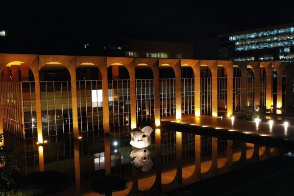 Itamaraty pede respeito a direitos de mulheres e meninas afegãs; confira a nota oficial do governo