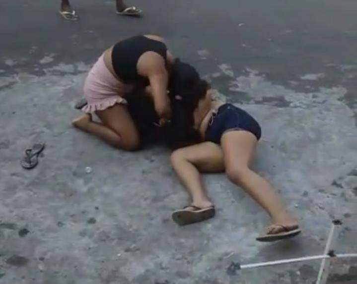 Se dizendo traída, mulher espanca rival no meio da rua, em Porto Velho