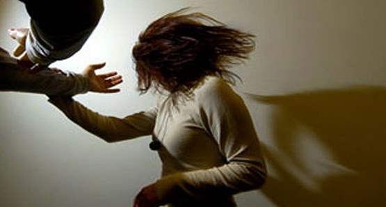 Polícia prende advogado que agrediu a esposa por causa de batida na porta