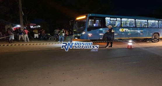 Haitiano pilotando motocicleta colide com carro e morre atropelado por ônibus