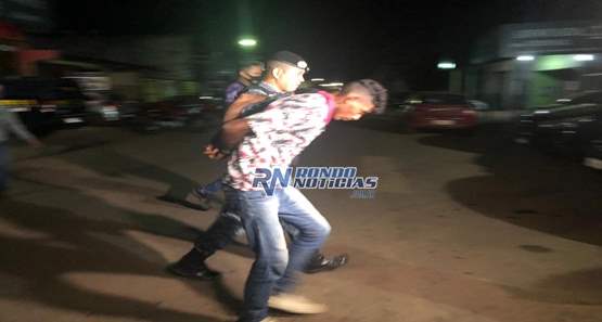 Jovem é preso após roubar motoboy com ajuda de comparsa que fugiu
