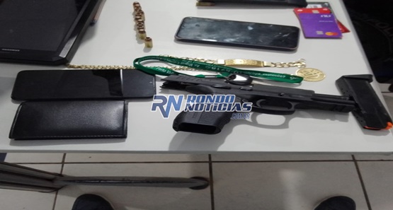 Polícia prende dupla com arma, munições e carregadores na zona sul