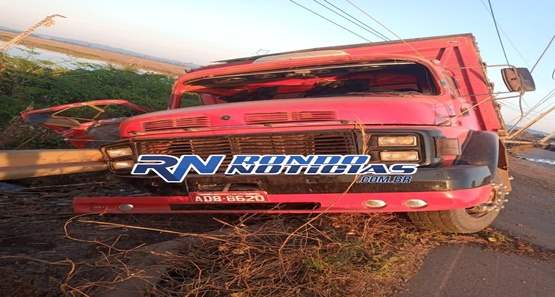 Motorista cochila no volante bate em poste e passageiro morre na hora