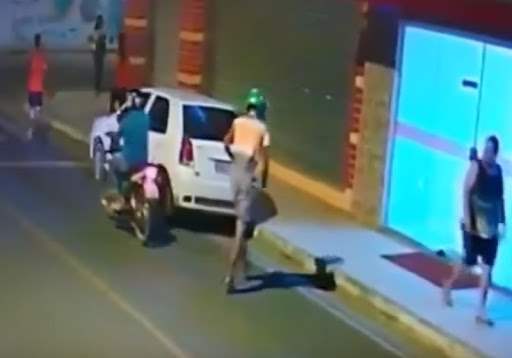 Mulher é agredida durante assalto e fica agonizando na calçada