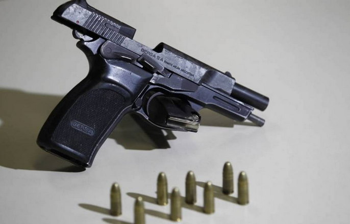 Motorista tenta fugir do Denarc arromba portão e é preso com armas