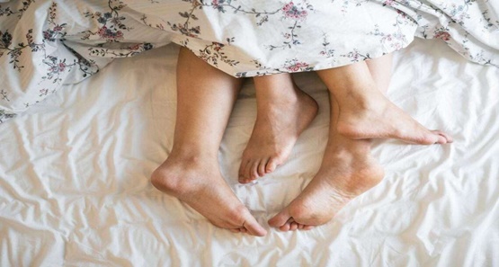Idoso flagra sua mulher com jovem na cama e ataca traidor a facada